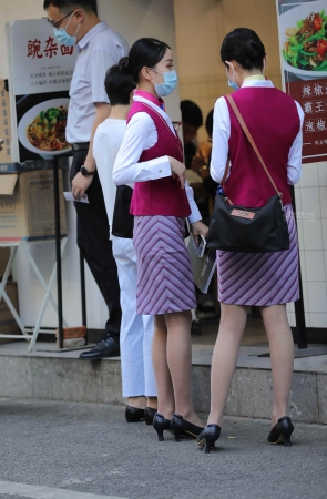 空姐肉 丝高 跟美tui下班在买奶茶