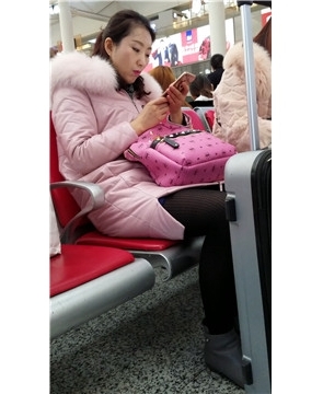 4K很有感觉的粉色羽绒服街拍丝袜大美女