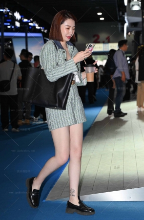 241115-40=48√大白腿素人 11P