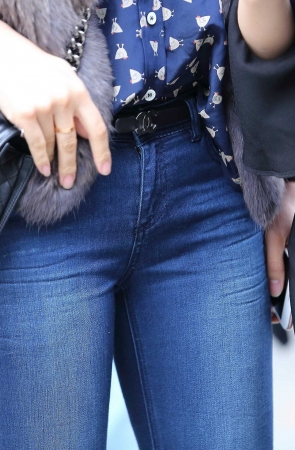 白嫩的长腿紧身牛仔