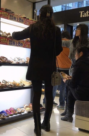 俊俏女生从冬靴一步跨越到夹趾凉拖