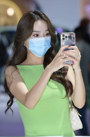 22829-1+72准备买车的白皙女子【套图➕视频】 17P