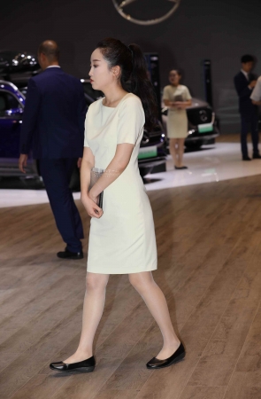 【街拍心灵】奔驰客户专员肉丝街拍制服美腿