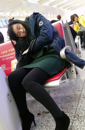 高铁站候车的黑色打底丝袜长腿美眉太累睡着了