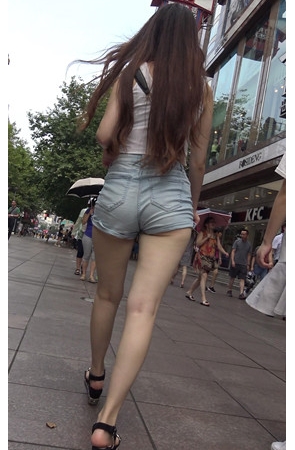 热裤牛仔长发美女