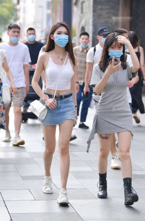 清凉热裤小姐姐