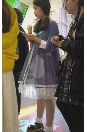 吃冰淇淋的小美女