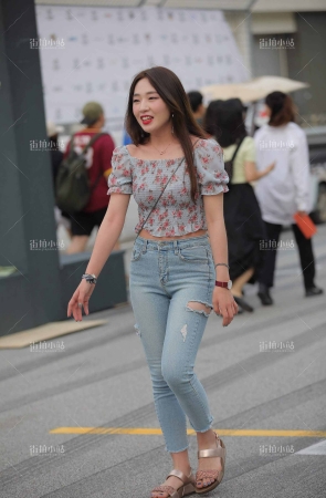 街拍紧身牛仔小妹