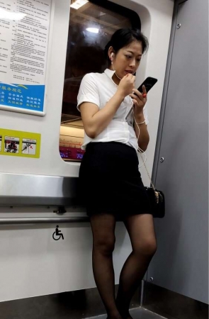 街拍成熟包臀裙黑丝ol制服姐姐 [634 MB/MP4]