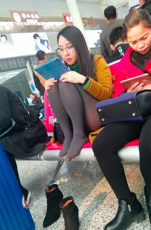 高铁站候车室脱了鞋还一直摸丝袜脚