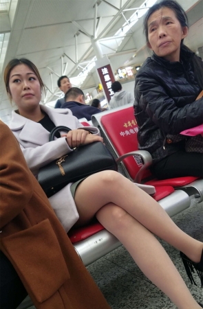 肉色丝袜白腿丰满少妇高铁站候车