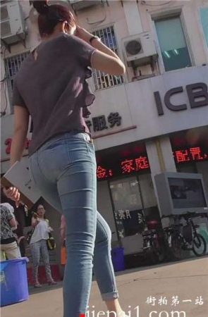街拍紧身蓝色牛仔裤美女，清爽打扮显干练 [473 MB]