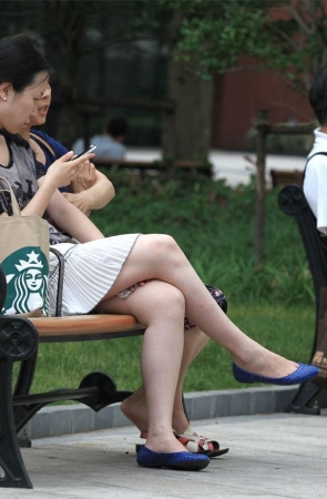 No72 文静女孩脱鞋小憩，这双脚果断高分