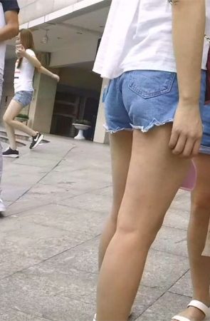 街头的几位超短牛仔热裤学生妹