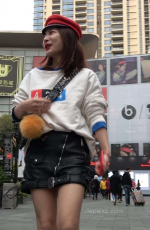 4K – 红色短靴街拍时尚美眉 [1.13 GB/MP4]