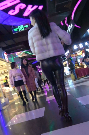 黑色紧身皮裤MM