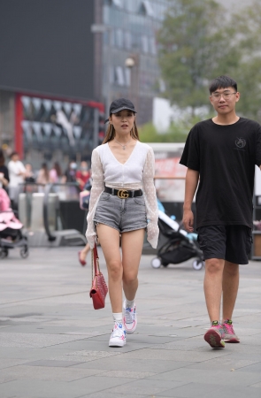 戴着鸭舌帽的小妹