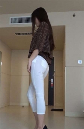 紧身白裤黑高跟性感美女 [803 MB]