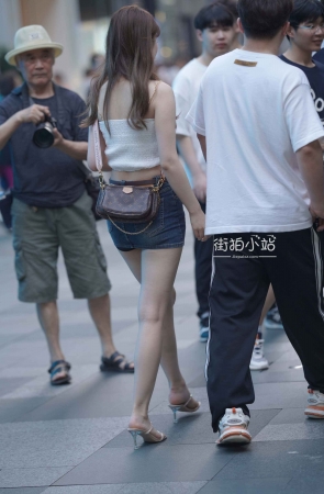 牛仔短裙，美腿
