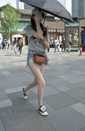 挡脸的又长又白的小姐姐