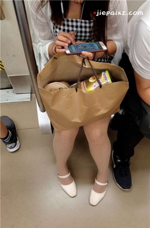 地铁上的小女子 [1.64 GB/mp4]