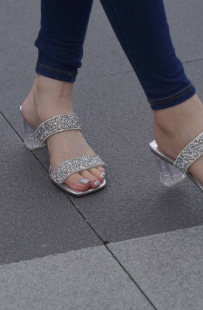 搭讪性感紧身牛仔美眉