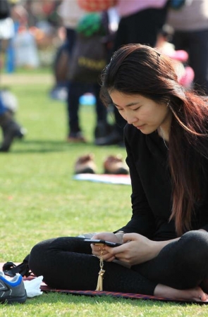 No941 清秀少妇在草坪上被儿子抓住白嫩双脚尽情嬉戏