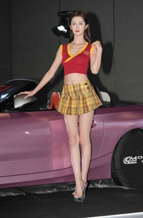 宝月凉高街拍玉足