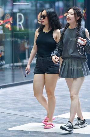 逛街牛仔热裤美女