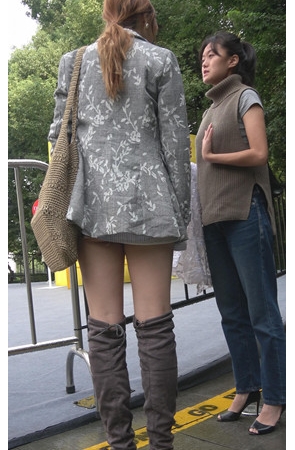 街拍灰色高靴小姐姐