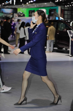 【街拍心灵】汽车销shou黑丝尖头街拍细高跟气质哇塞