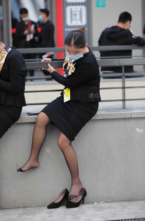 展会黑 丝高 跟xiao shou站了一天脱鞋休息