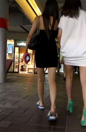 一黑一白两个短裙美眉