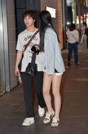 23520-24=30√街拍肉色丝袜小姐姐 9P