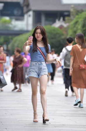 热牛妹子走路也在自拍