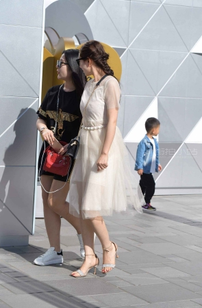 街拍凉高跟姐姐