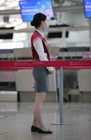 【街拍心灵】机场地勤灰丝制服街拍美腿