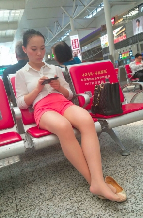 高铁站可以脱鞋晾丝袜脚吗