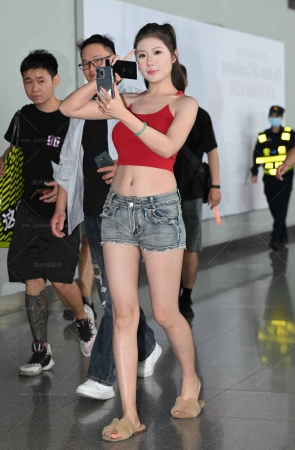 241118-56=73√热裤，肚脐，拖鞋美女 11P