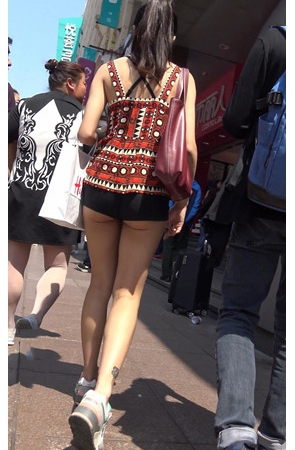 黑色月牙短裤妹子