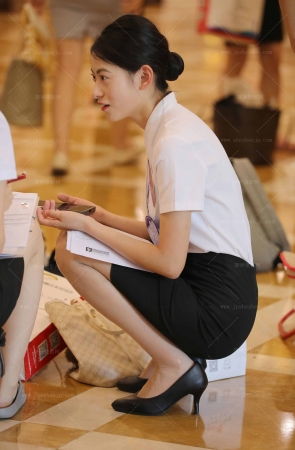 空乘大学生排队面试肉丝褶皱高跟脱鞋歇歇 10P