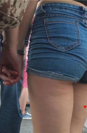 超级丰满翘臀牛仔热裤美眉 [1.37 GB]