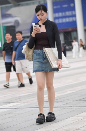 2564-34=68√ 能看出穿了丝袜吧 10P