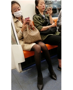 4k超清，地铁拍摄小清新美女，苗条美腿黑丝袜闪闪发亮