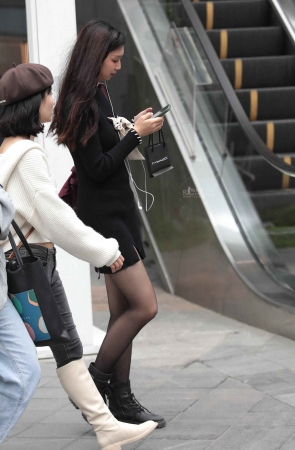 街拍黑丝妹子