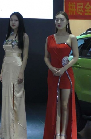4k-文静好身材车模红蓝礼服