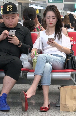 红鞋紧身牛仔超高颜值美足美女