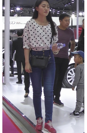 漂亮的高腰牛仔裤大姐姐[1.07G/MP4]