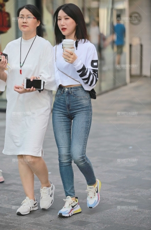 国庆节陪妈妈逛街的小美女