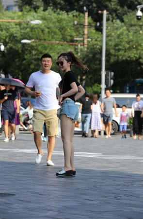 墨镜牛仔热裤小姐姐